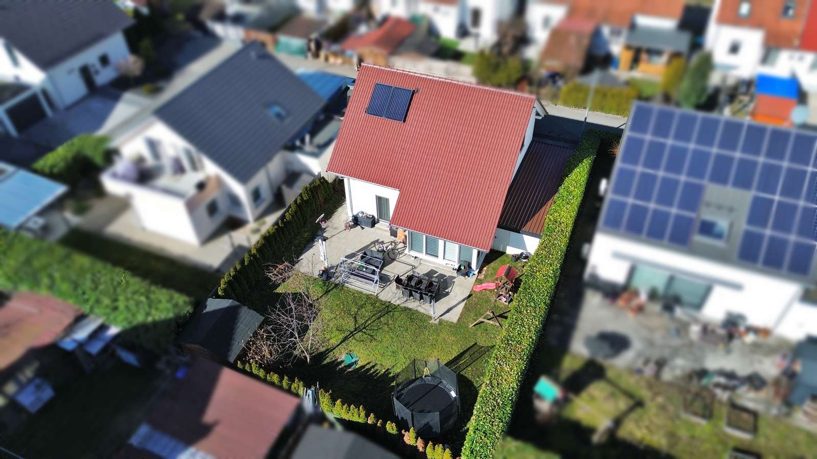 Mehr über den Artikel erfahren Familienfreundliches Einfamilienhaus mit sonniger Terrasse und Garten